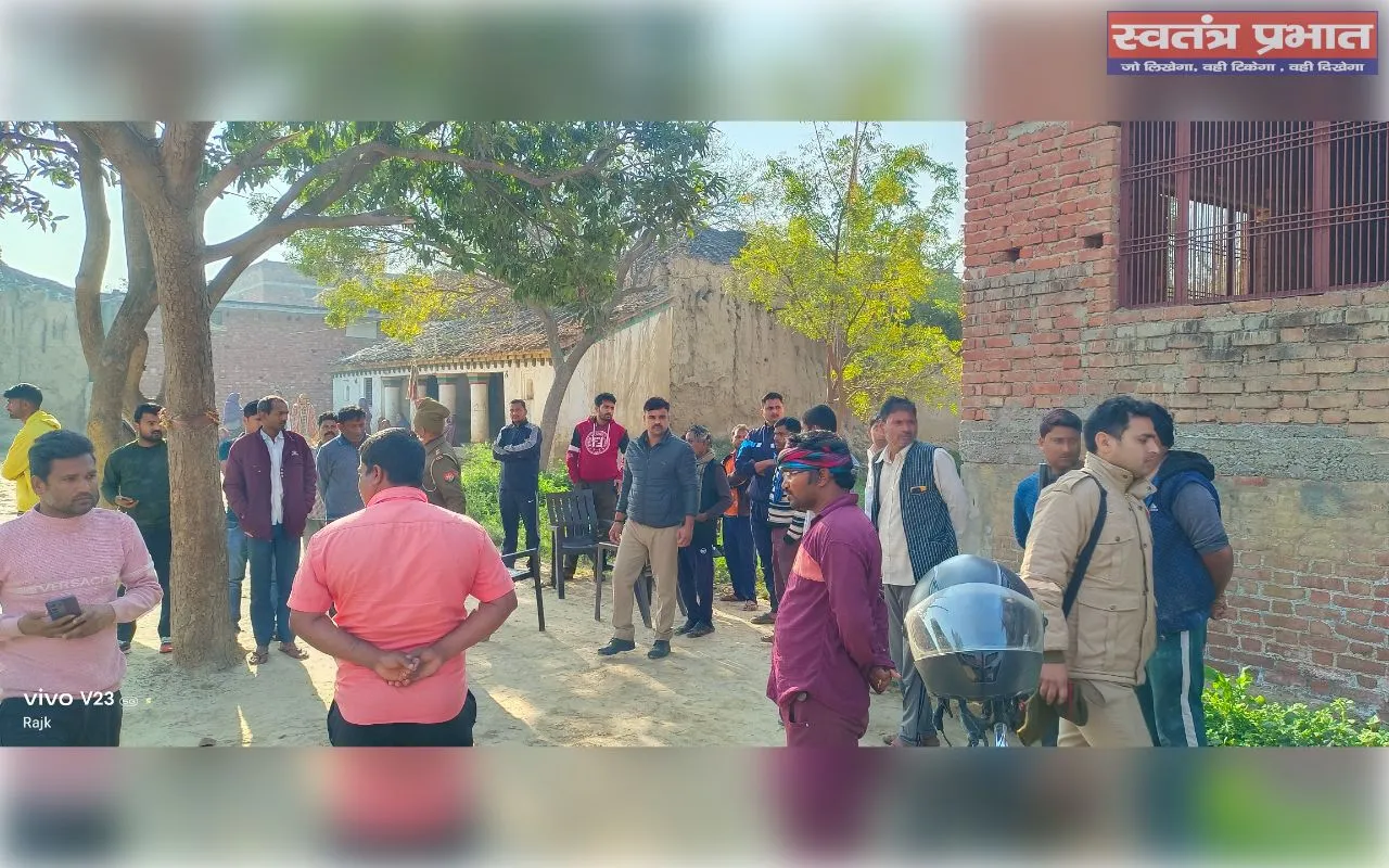 मौके पर भीड़