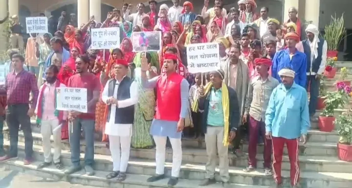 सपा कार्यकर्ताओं का कलेक्ट्रेट पर जोरदार प्रदर्शन,  हर घर नल योजना के लिए विधायक, मंत्री  जिम्मेदार