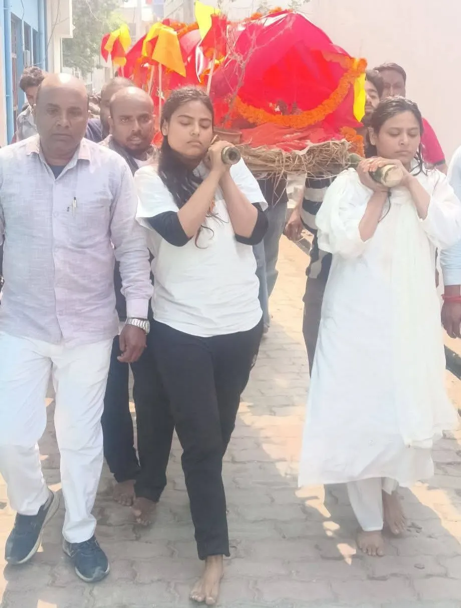 पडरौना : बेटियों ने निभाया बेटे का फर्ज, नम आंखों से दी गई स्व. शंभू रावत को अंतिम विदाई