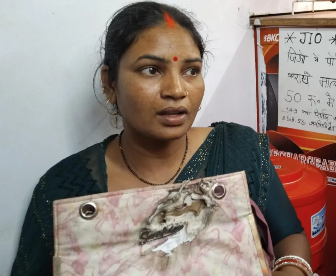 गोरखूपुर : ग़ोला में टप्पेबाजों ने दिनदहाड़े महिला के डेढ़ लाख के गहने उड़ाया मचा कोहराम