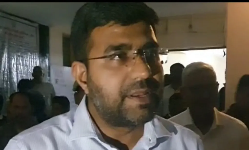 जिलाधिकारी दीपक मीणा का गोला तहसील पर औचक निरीक्षण, लंबित मामलों पर कड़ी नाराजगी