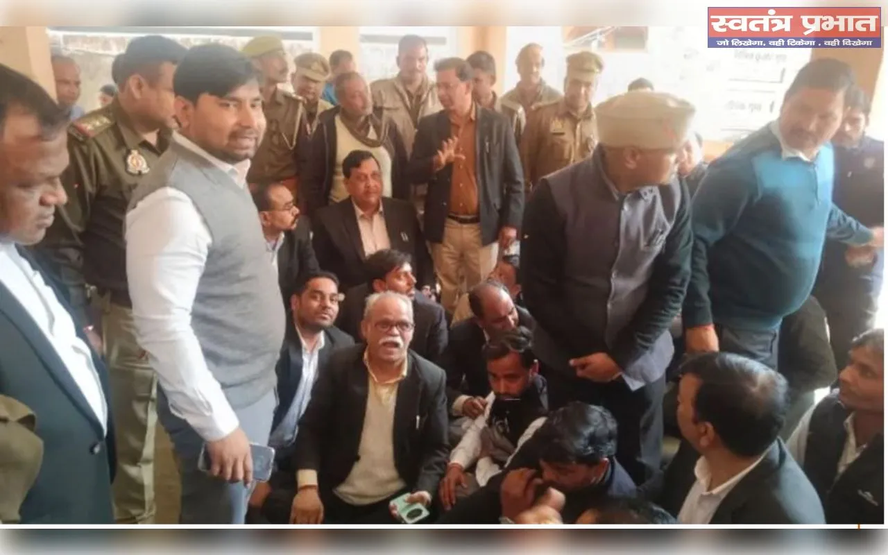 शाहजहांपुर में वकीलों ने तहसीलदार को बनाया बंधक, दो घंटे बाद SDM ने छुड़वाया; जानें क्या है मामला