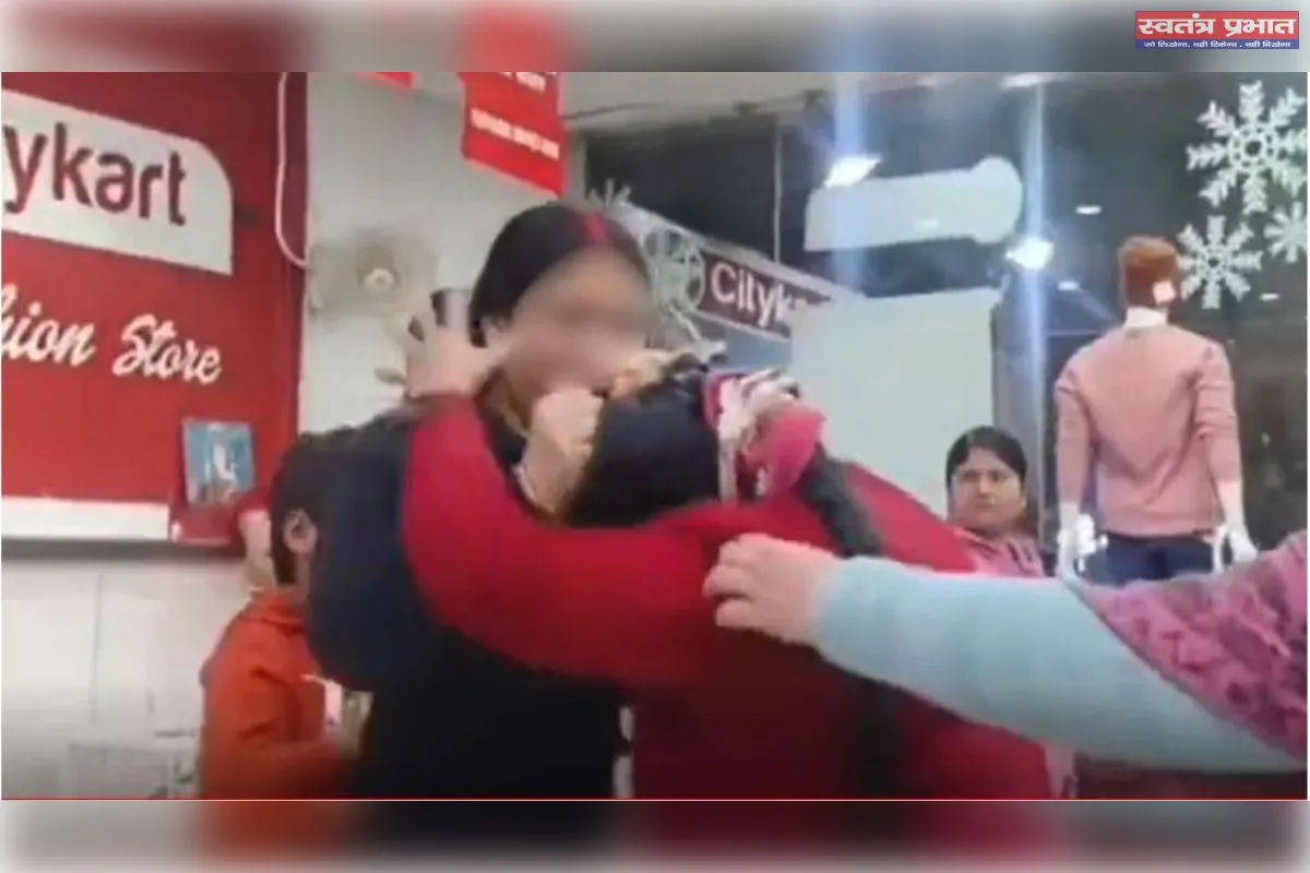 सोनभद्र: मॉल में पत्नी और प्रेमिका के बीच हाई वोल्टेज ड्रामा, युवक मौके से फरार