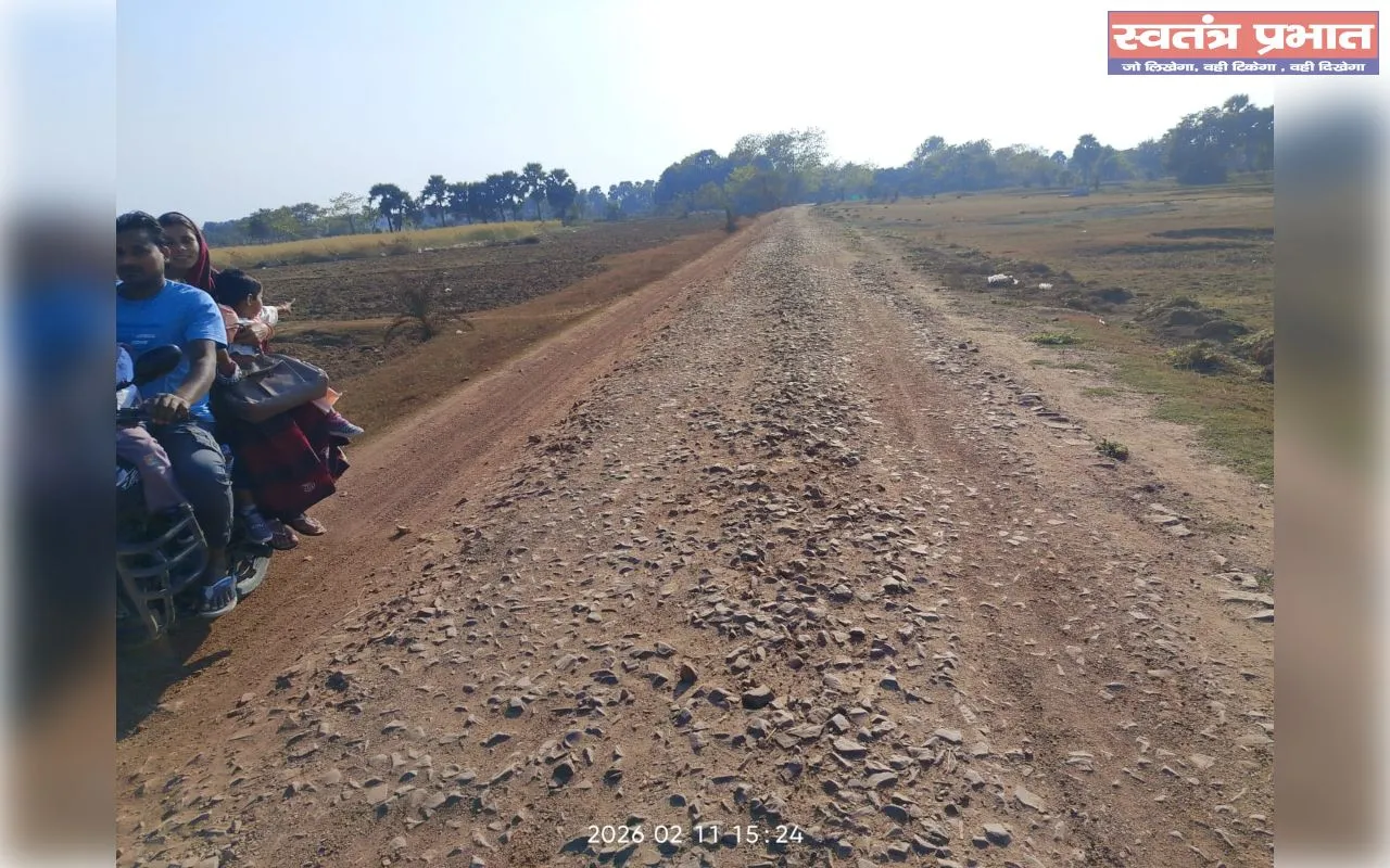 नुकीले बिखरे स्टोन मेटल रोड पर आवागमन में होती है अत्यधिक कठिनाई : पूर्व मुखिया सखावत अली