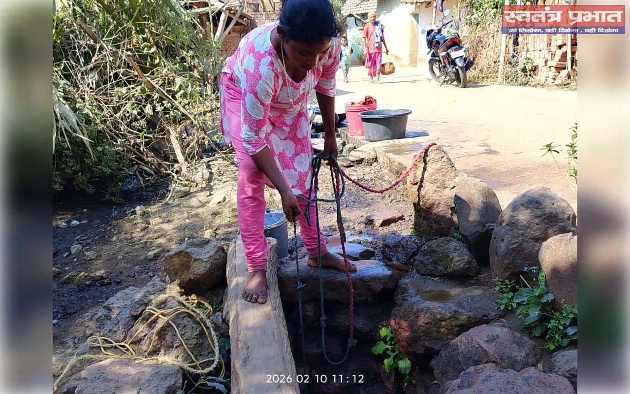 शुद्ध पेय जल की सुविधा के अभाव में ग्रामीणों को पुराने कूप से जल भरने की मजबूरी 