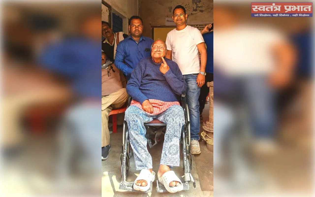 हजारीबाग में 87 वर्षीय ब्रजकिशोर जायसवाल ने व्हीलचेयर पर पहुँचकर किया मतदान