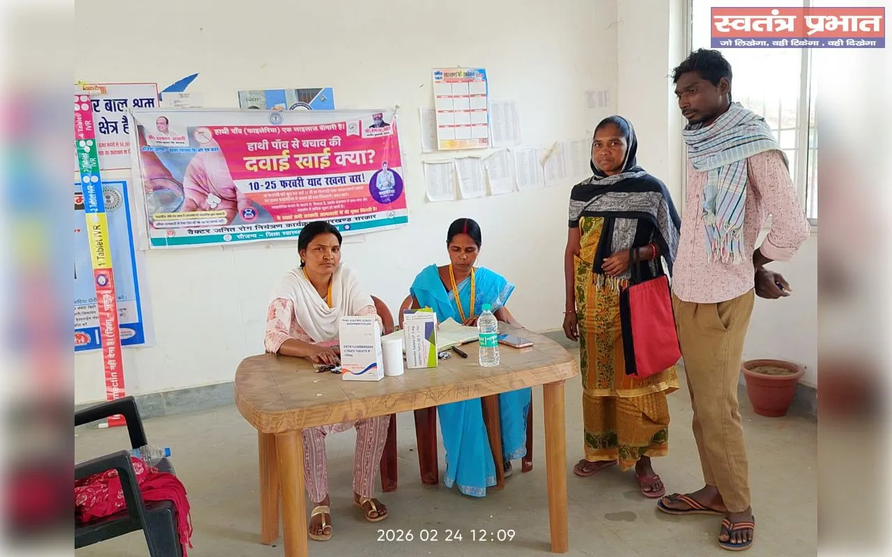 हाथी पांव से बचाव हेतु स्वास्थ्य कर्मियों ने ब्लॉक परिसर में कैंप कर खिलाई दवा