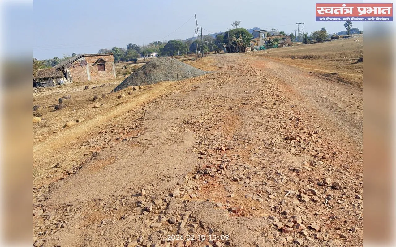 विगत 20 वर्षों से ध्वस्त पड़ी आर.ई.ओ. सड़क का पुनर्निर्माण नहीं किये जाने पर बढ़ा ग्रामीणों का रोष