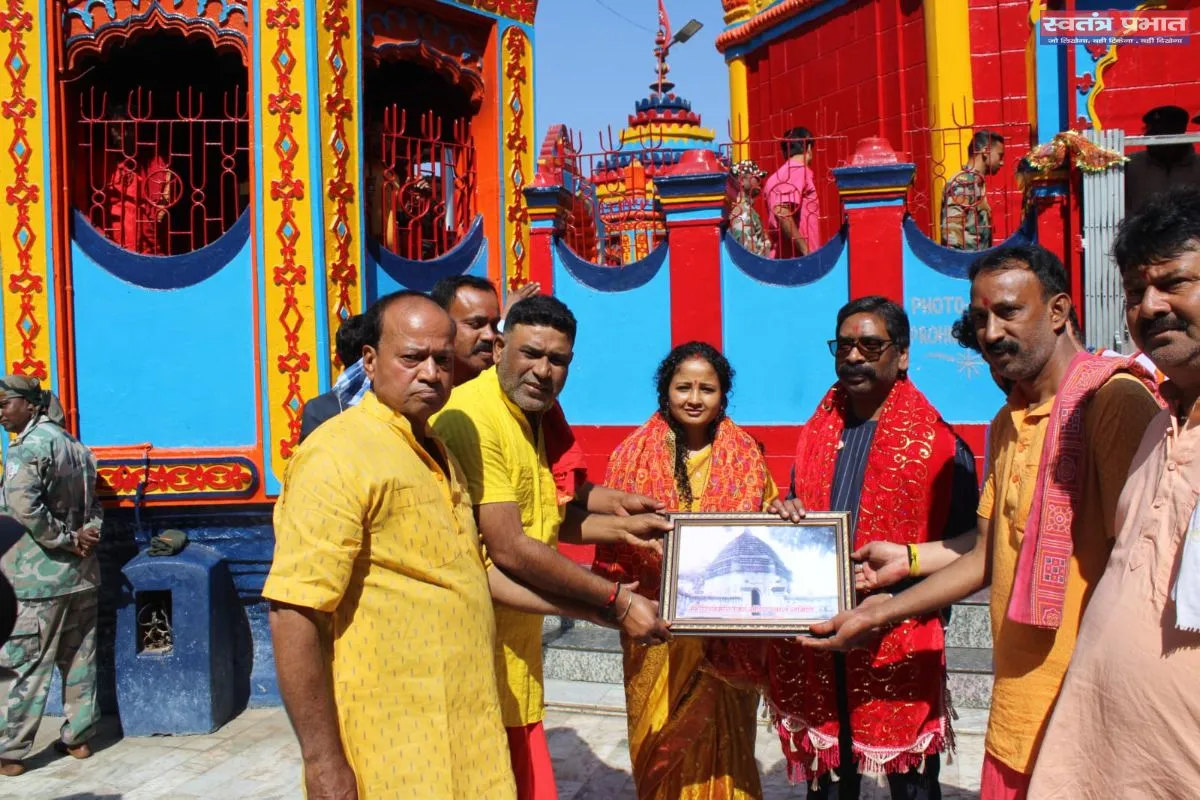 मुख्यमंत्री हेमन्त सोरेन अपनी धर्मपत्नी विधायक कल्पना सोरेन संग पहुंचे रजरप्पा