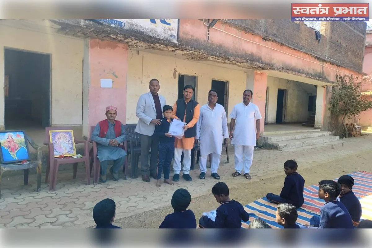 सेवा ही श्रेष्ठ साधना है, विहिप के सेवा प्रकल्प में छात्रों के बीच नवीन वस्त्रों का वितरण