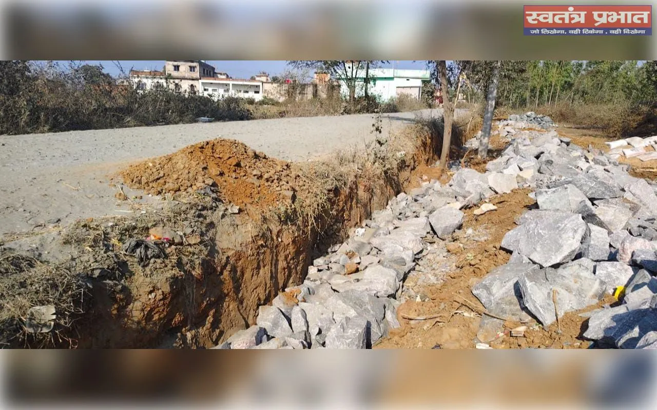 सड़क कालीकरण व गार्डवाल निर्माण पर अनियमितता का आरोप