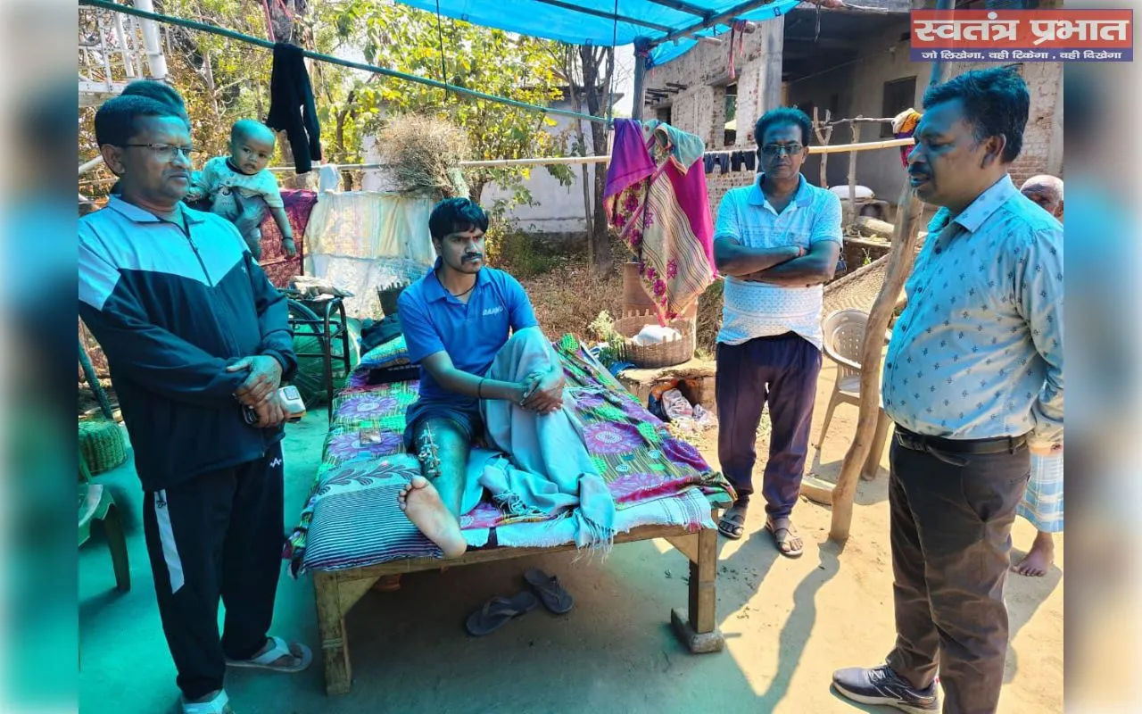 आर्थिक संकट से जूझ रहे घायल युवक के घर पहुंचे बरही एसडीओ