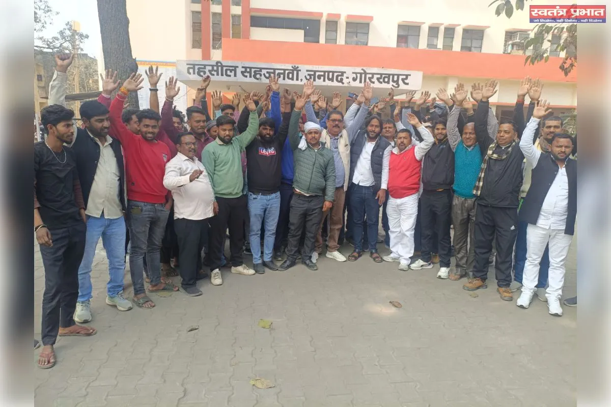 सहजनवां :जैतपुर–बोकटा मार्ग पर मौत का रास्ता बना भारी वाहनों का आवागमन, ग्रामीणों का उग्र प्रदर्शन