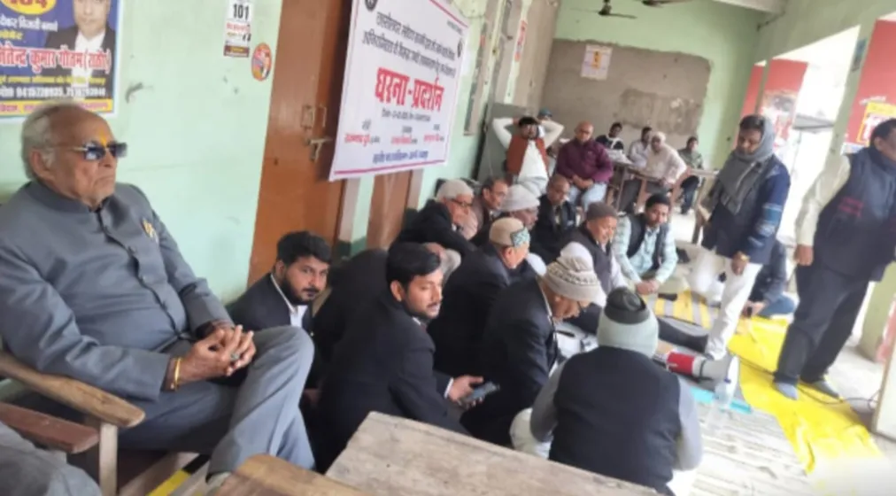 खजनी तहसील में तहसीलदार के विरोध में वकीलों का धरना-प्रदर्शन