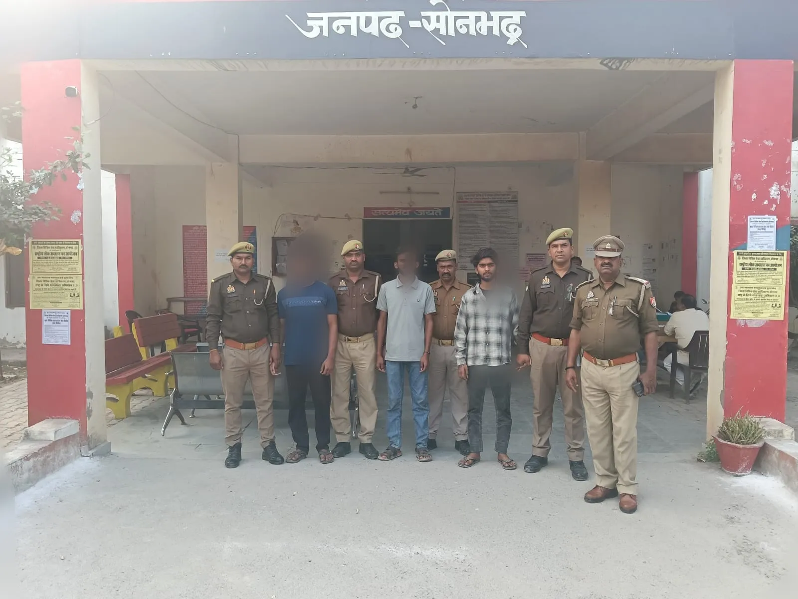 ओबरा पुलिस ने  किया देर रात हुड़दंग करने वाले   03  युवकों  को  गिरफ्तार, भेजा न्यायालय