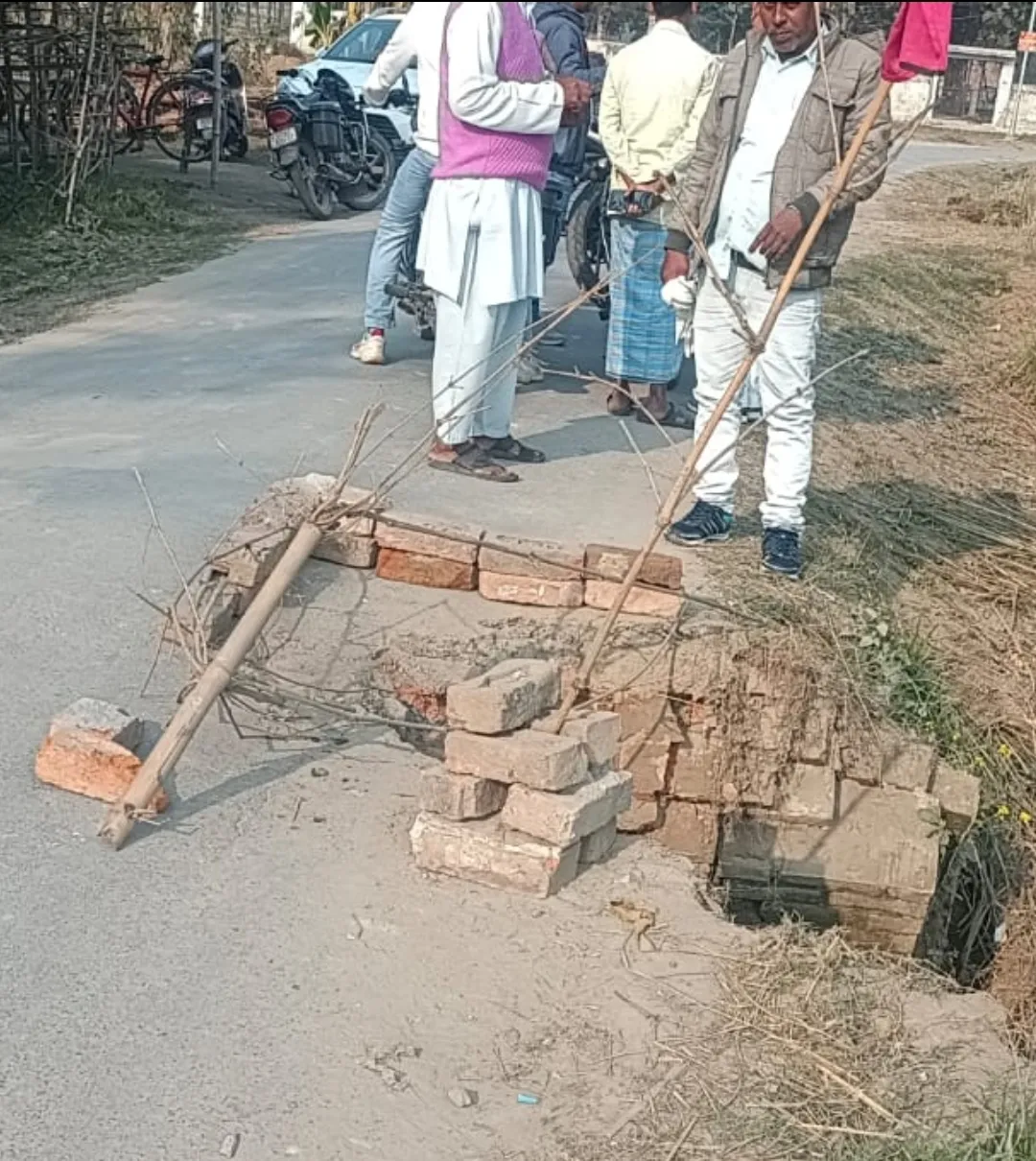 कुशीनगर : मेलानगरी–बड़हरा मार्ग पर बड़हरा के उत्तरी छोर की पुलिया एक पार ध्वस्त, आवागमन संकट में