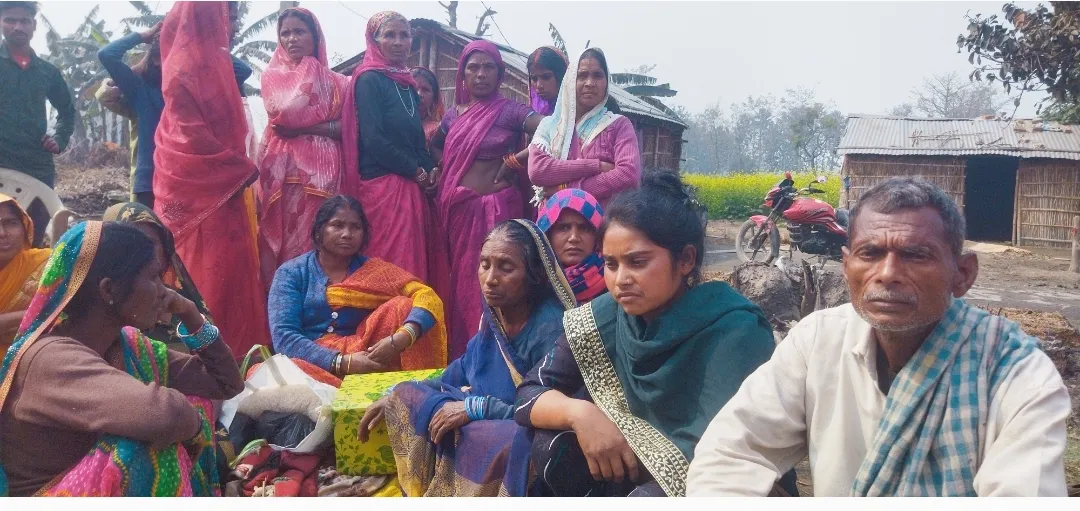 बबुईया हरपुर अग्निकांड : रिनु की शादी का सामान जलकर राख, मजदूर परिवार पर टूटा दुखों का पहाड़