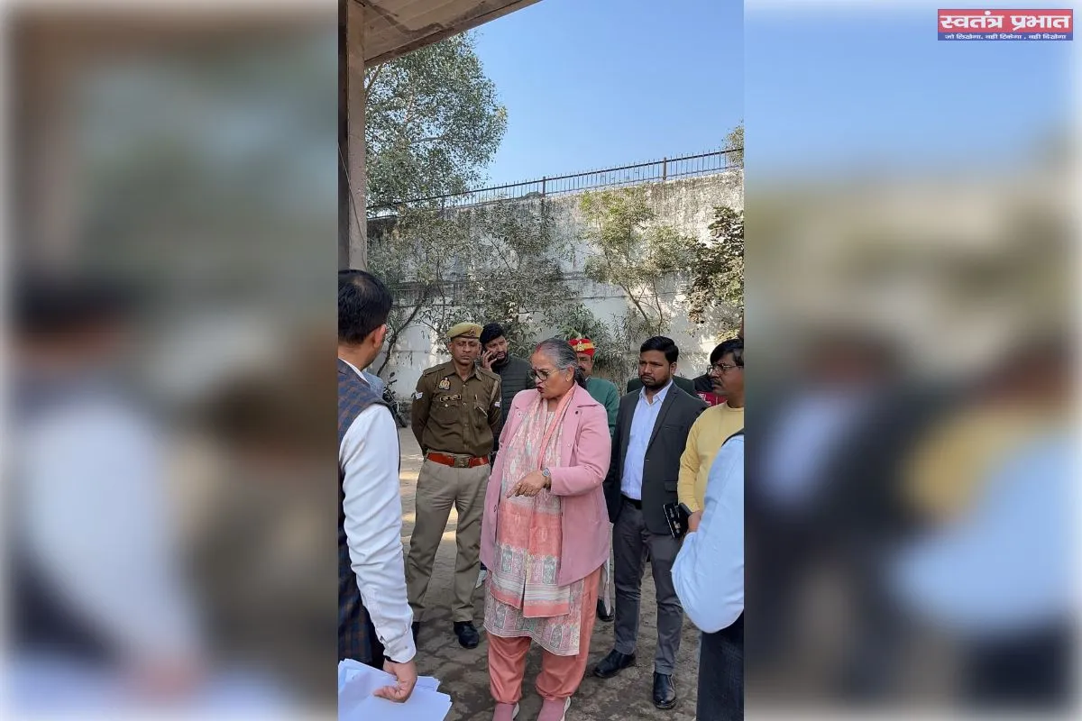 महापौर ने निर्माण स्थल का निरीक्षण कर अधिकारियों से प्रगति की जानकारी ली। उन्होंने स्पष्ट शब्दों में कहा कि वर्कशॉप और पेट्रोल पंप के स्थानांतरण के निर्देश लगभग डेढ़ वर्ष पूर्व दिए जा चुके थे,