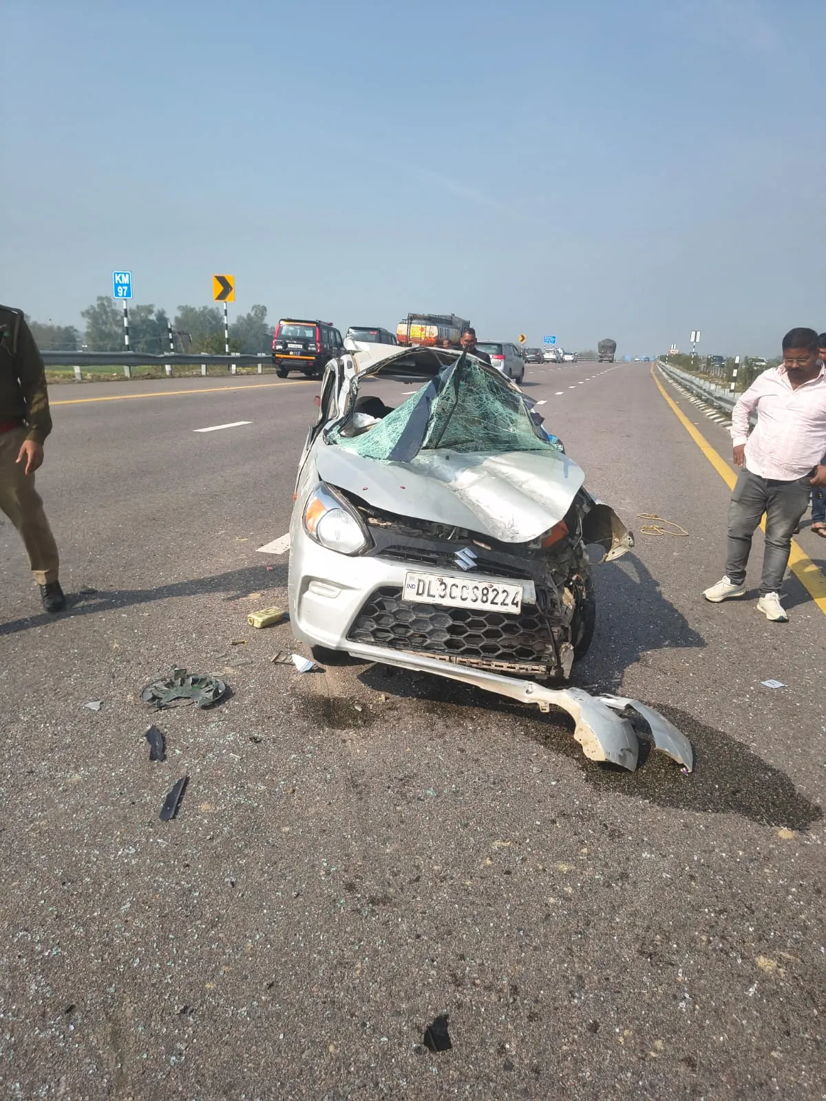 पूर्वांचल एक्सप्रेस-वे पर अल्टो कार पलटी