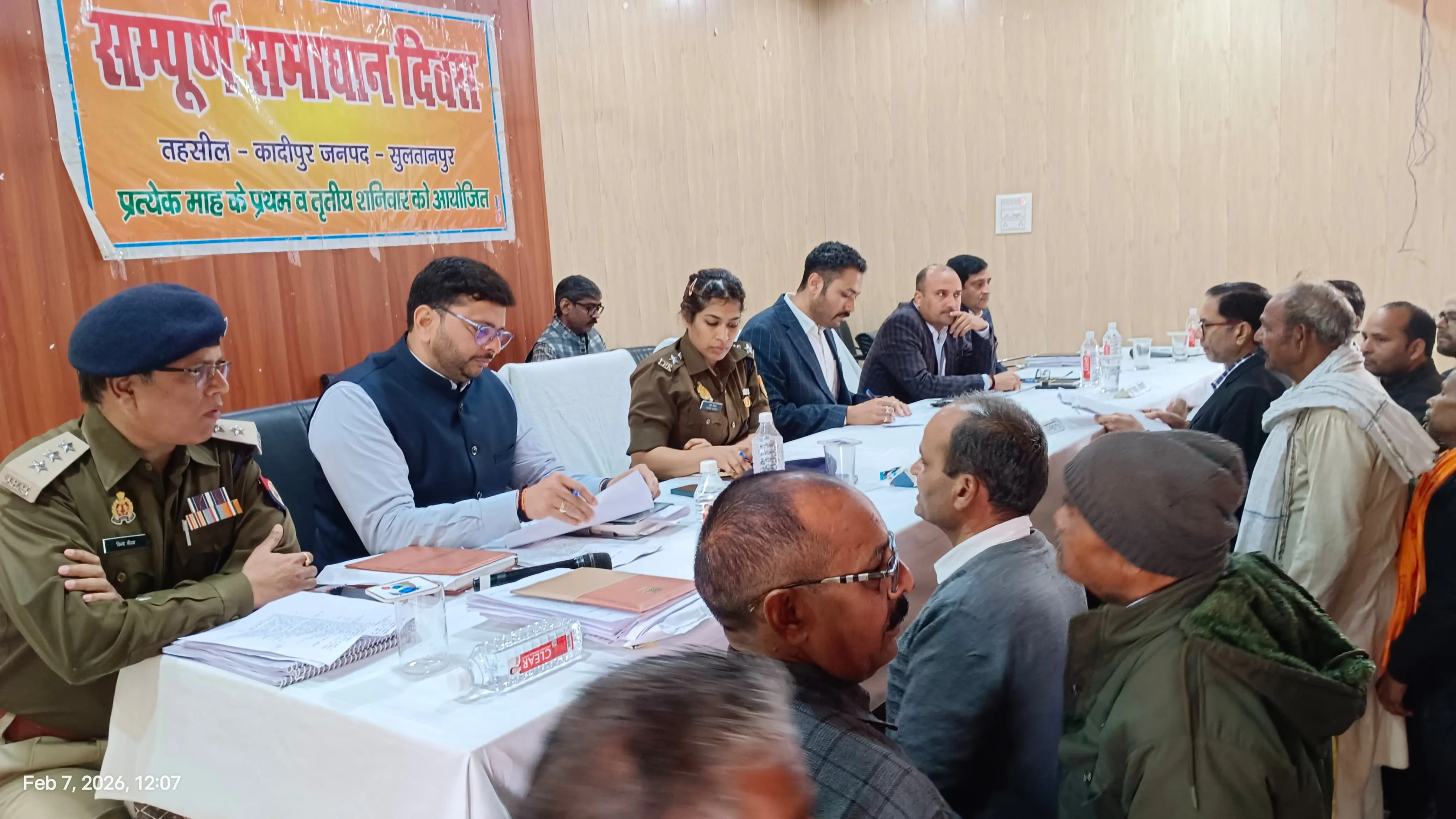 सुल्तानपुर एसपी चारू निगम समाधान दिवस में पहुंची 