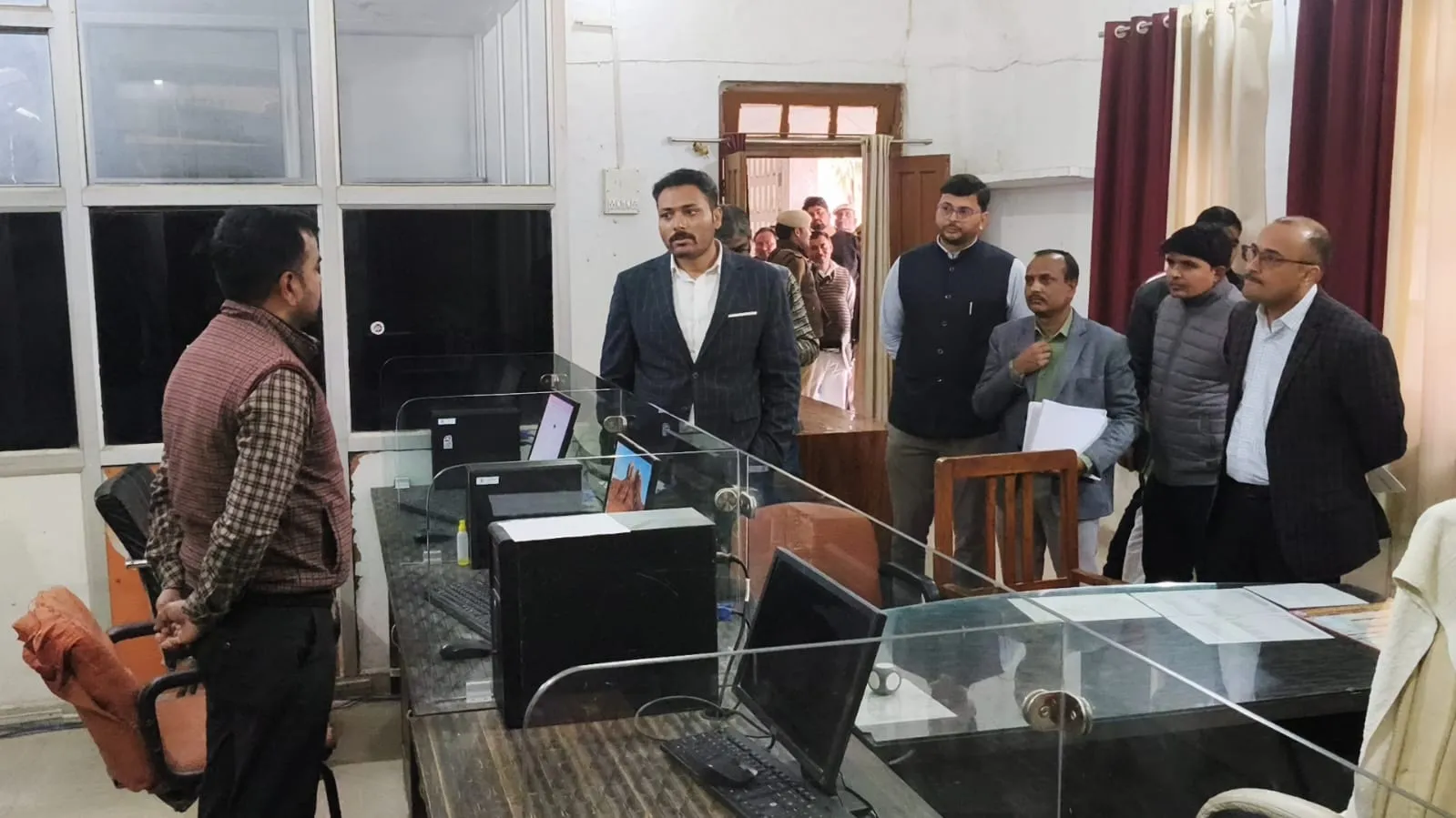 डीएम ने सीडीओ के साथ कादीपुर ब्लॉक का किया निरीक्षण