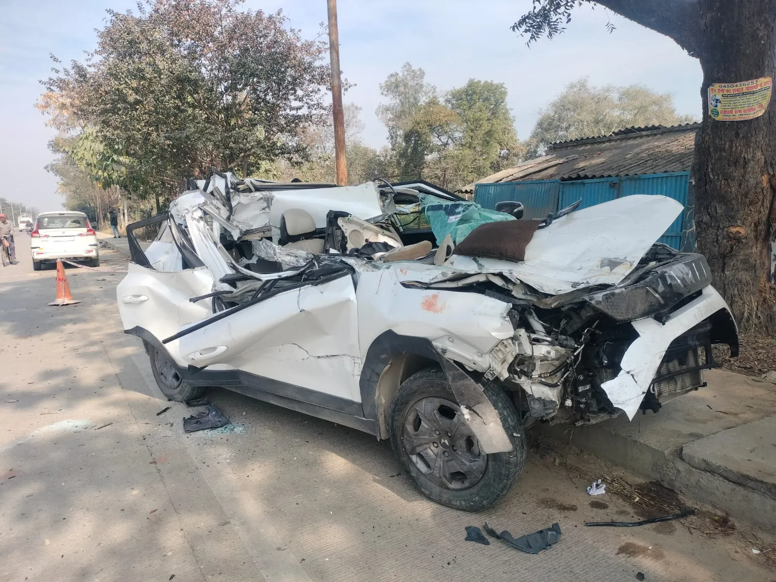 चलती ट्रक में घुसी कार, मां-बेटे की मौत: कार क्षतिग्रस्त