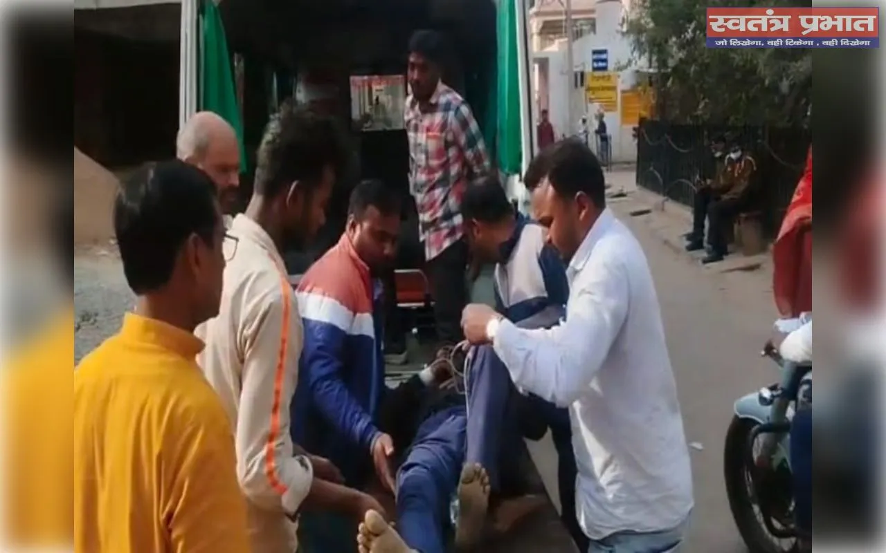 स्कूल की बाउंड्री वॉल गिरी, मजदूर घायल