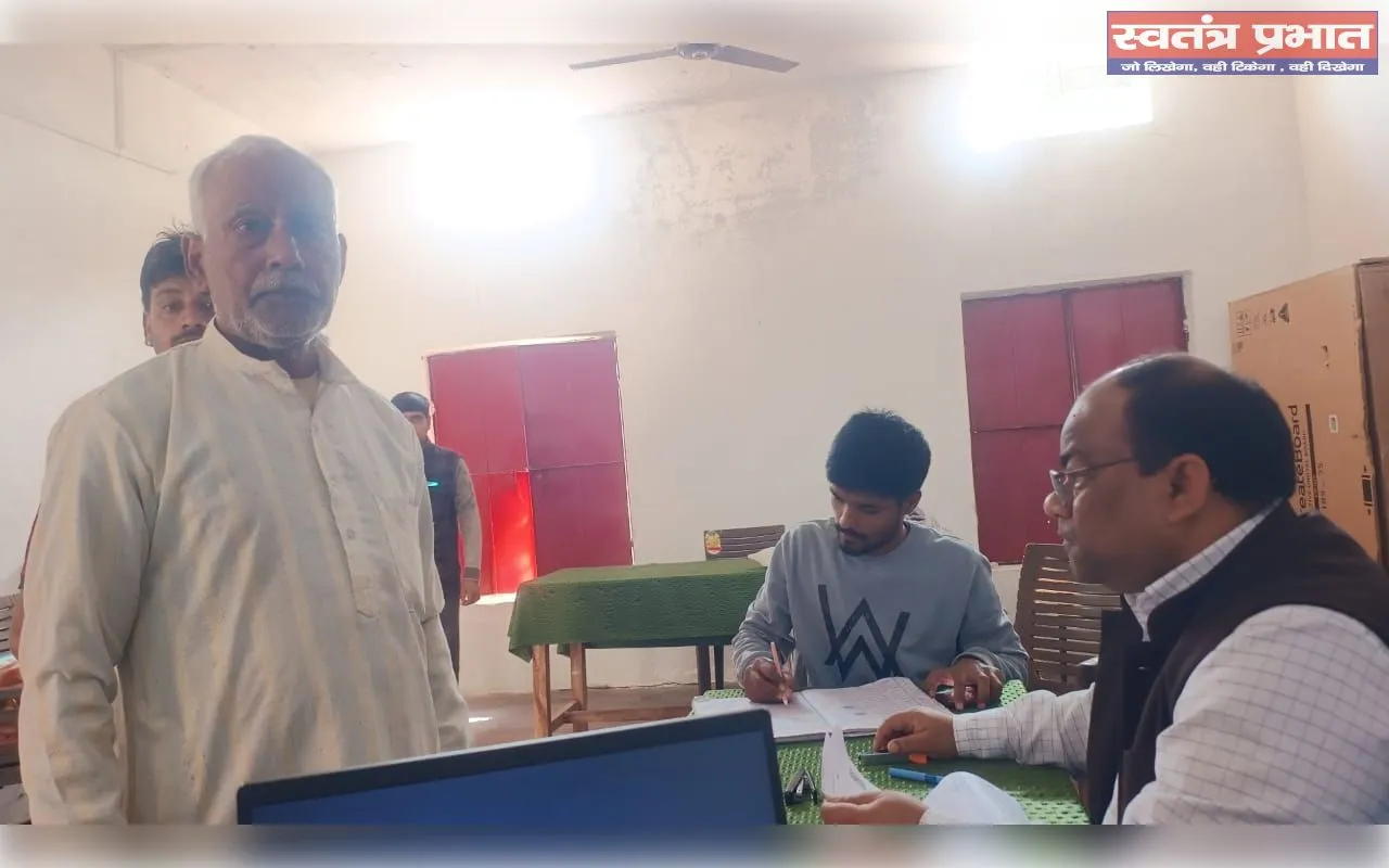 कानपुर देहात: स्टेट रिप्रेजेन्टेटिव आकाश यादव ने बूथ पर पहुंचकर महिलाओं की समस्या का कराया समाधान