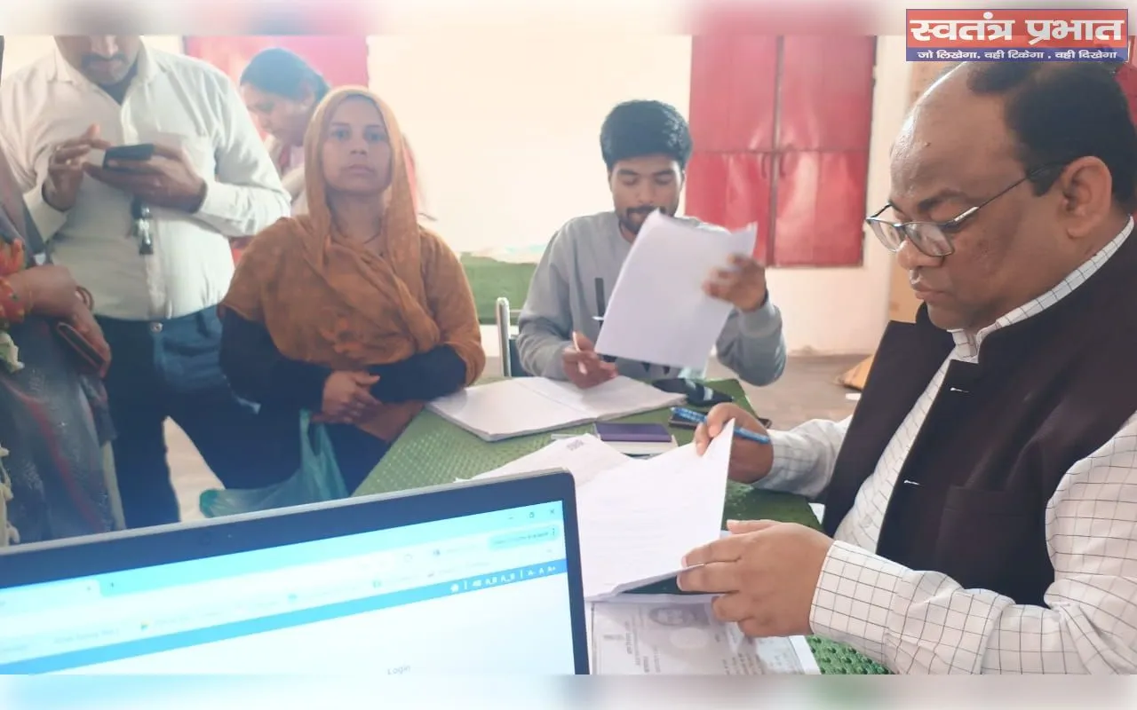 कानपुर देहात: स्टेट रिप्रेजेन्टेटिव आकाश यादव ने बूथ पर पहुंचकर महिलाओं की समस्या का कराया समाधान