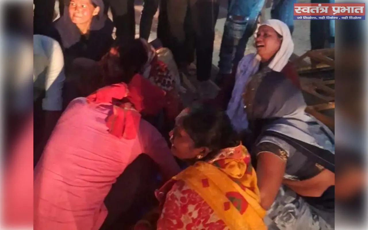 ऑपरेशन के दौरान महिला की  मौत शव को रास्ते में रखकर चक्का जाम 