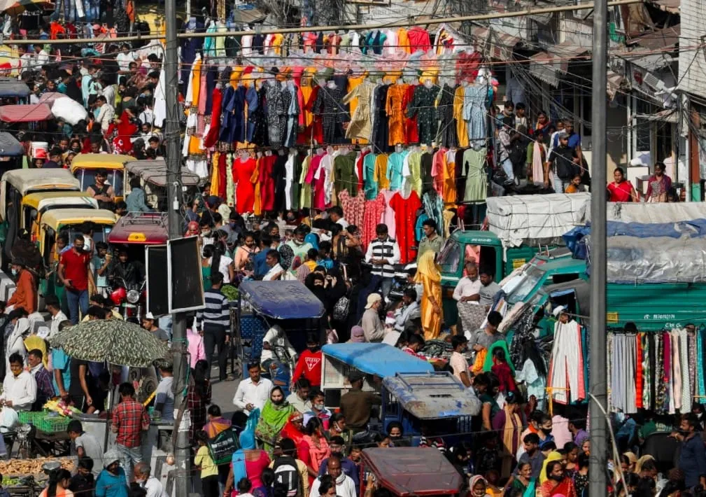 दिल्ली के सदर बाजार में अवैध पटरी वालों का कब्जा सड़क पर अतिक्रमण जारी