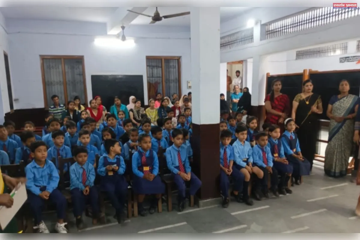 मेधावी छात्र-छात्राएं हुए पुरस्कृत, खुशी से खिले चेहरे 