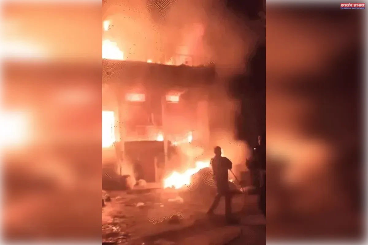 बलिया में किराना दुकान में भीषण आग, दम घुटने से मां-बेटे की मौत: पत्नी-बेटे को बचाने में जुटा पति छत से कूदा, पैर फ्रैक्चर