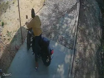 बलरामपुर में दिनदहाड़े बुलेट चोरी:दुकान के सामने से बाइक उड़ाई