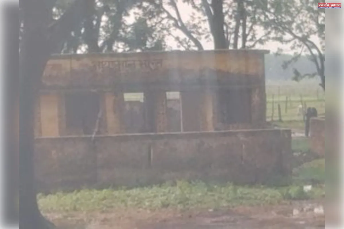 बलरामपुर में हेल्थ वेलनेस सेंटर जर्जर, सेवाएं स्कूल में:टीकाकरण