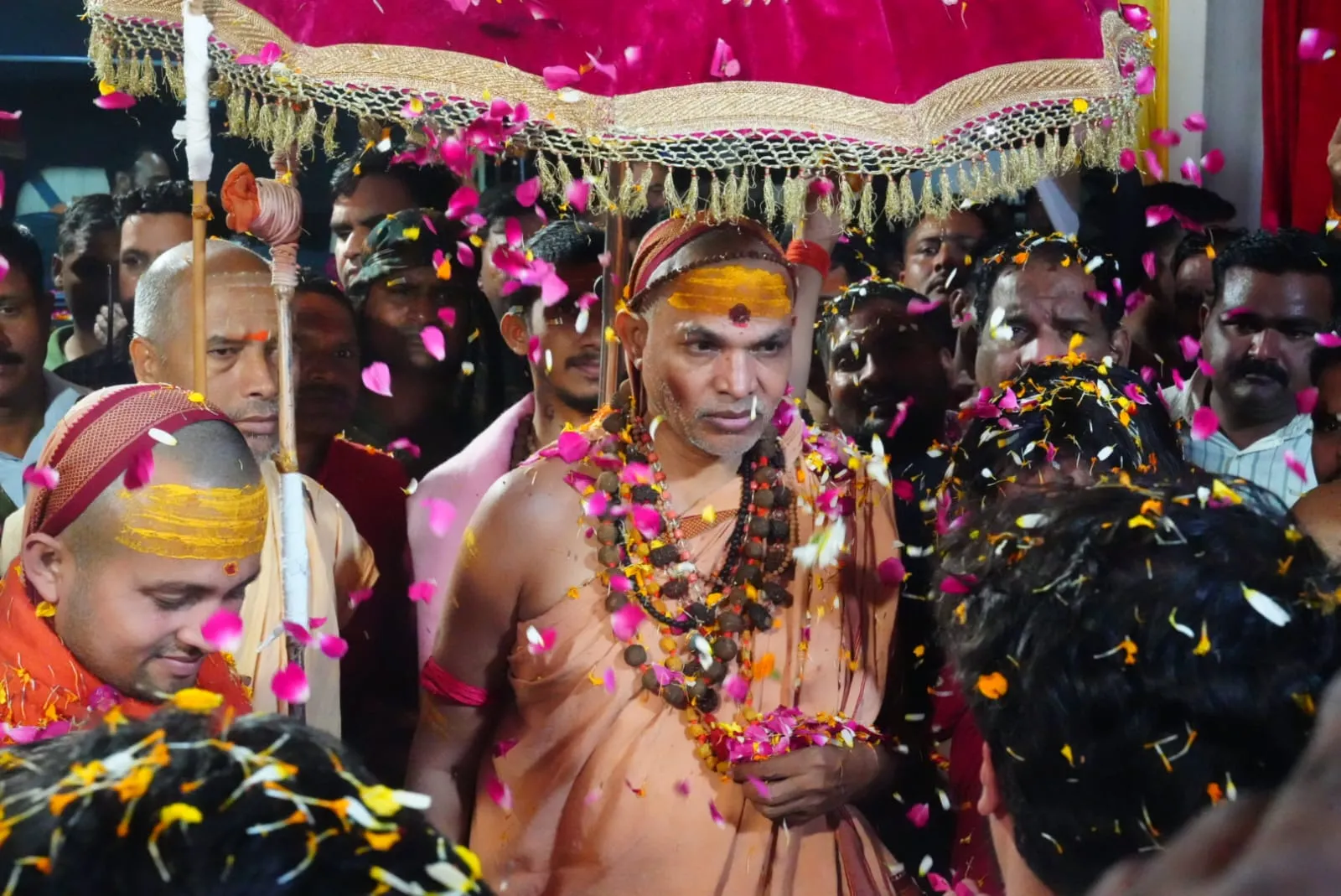 गौ माता को राज्य माता घोषित करने के लिए धर्म युद्ध के लिए शंकराचार्य लखनऊ रवाना।