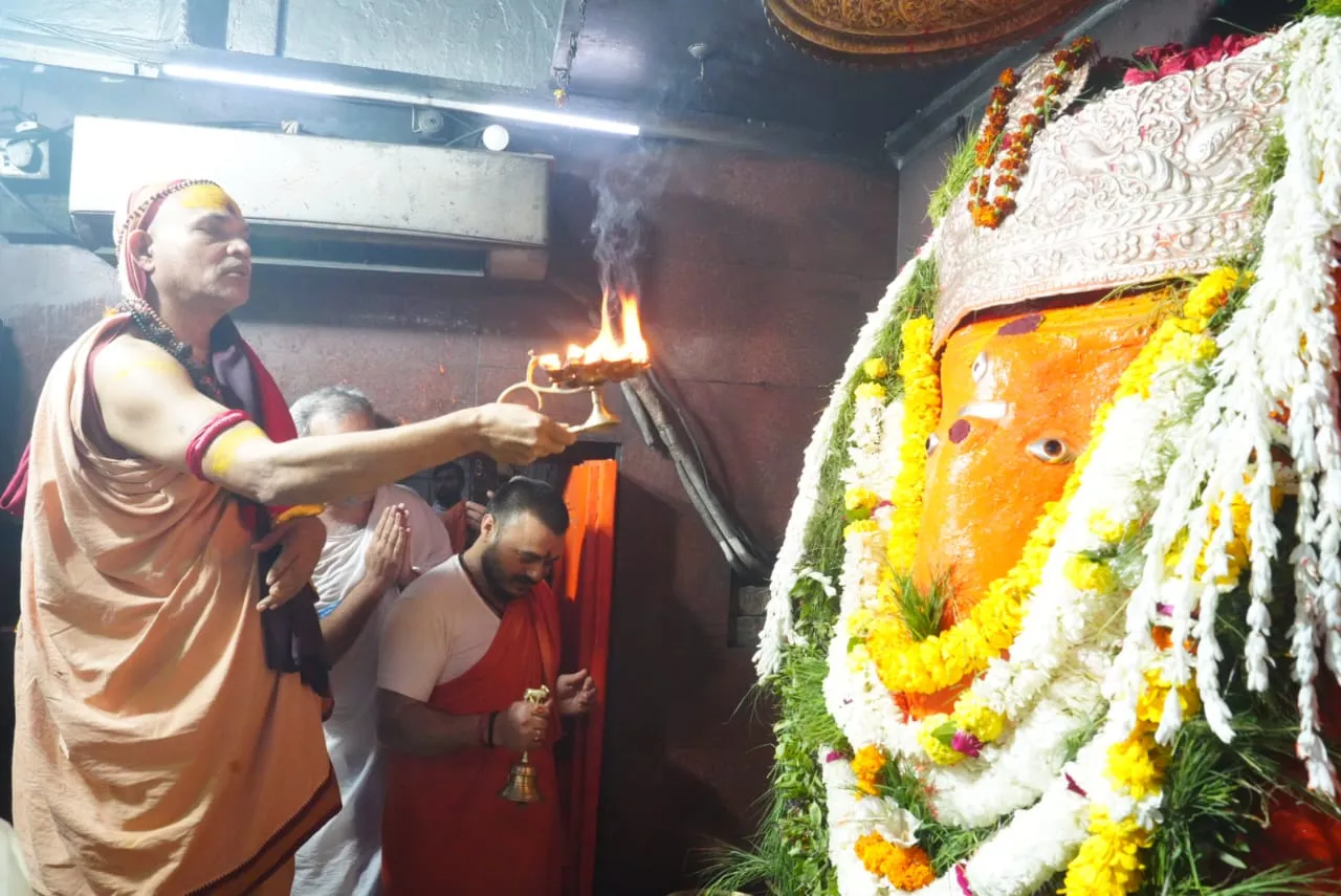 गौ माता को राज्य माता घोषित करने के लिए धर्म युद्ध के लिए शंकराचार्य लखनऊ रवाना।