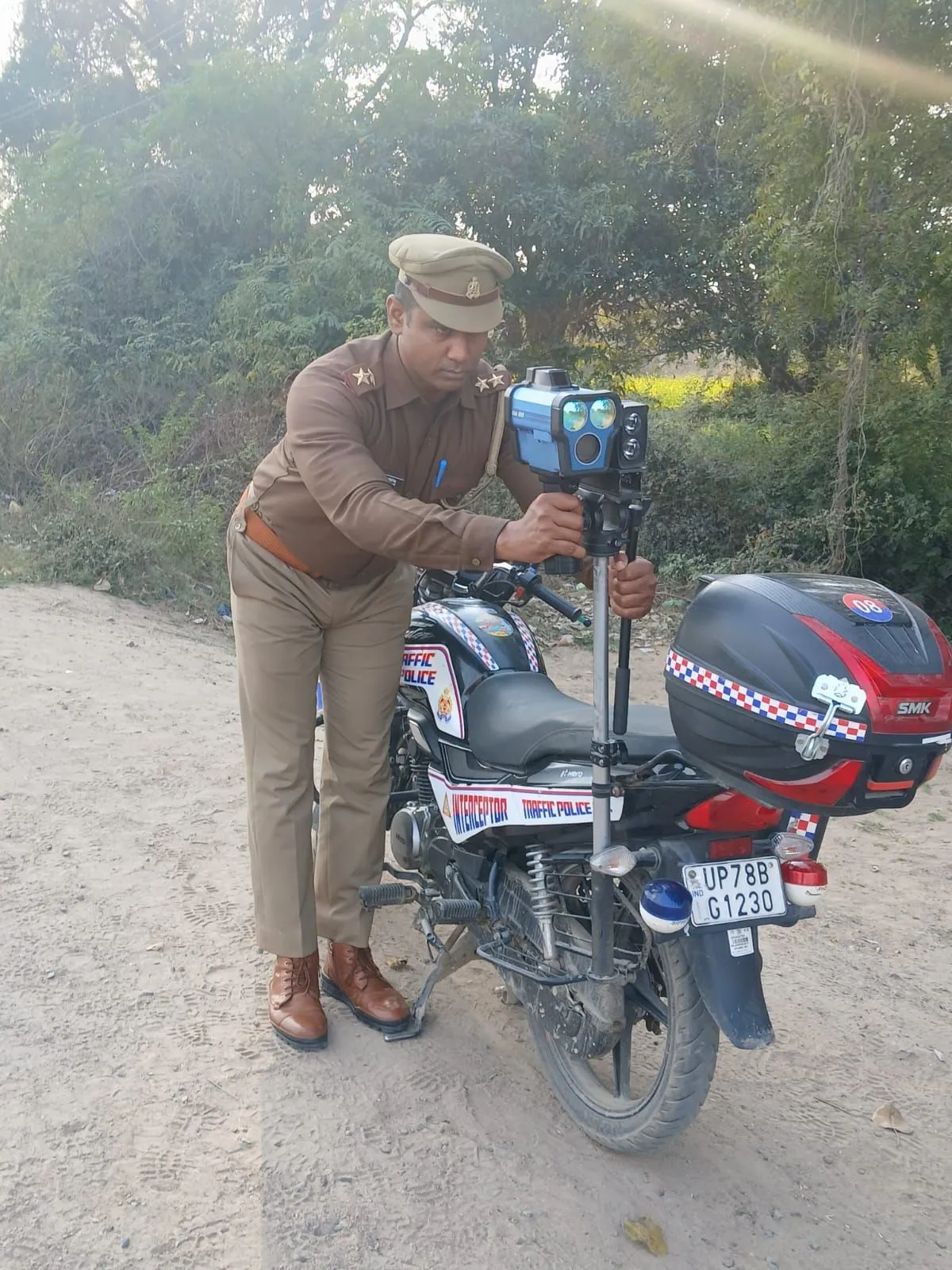 तेज रफ्तार वाहनों पर लगाम कसने के लिए हाईवे के आठ स्थानों पर लगाया गया बैरियर 