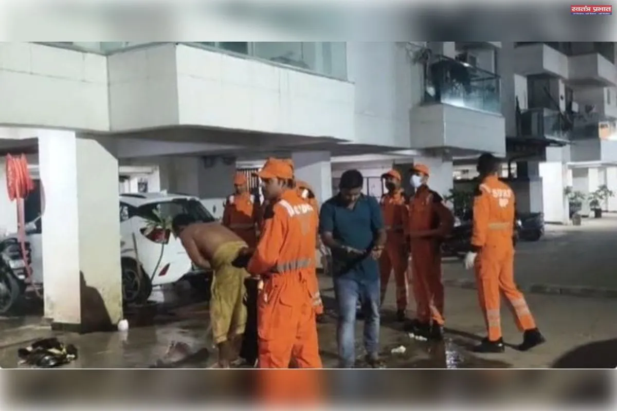 सीवर टैंक की सफाई करते समय,,दम घुटने से पिता पुत्र की मौत