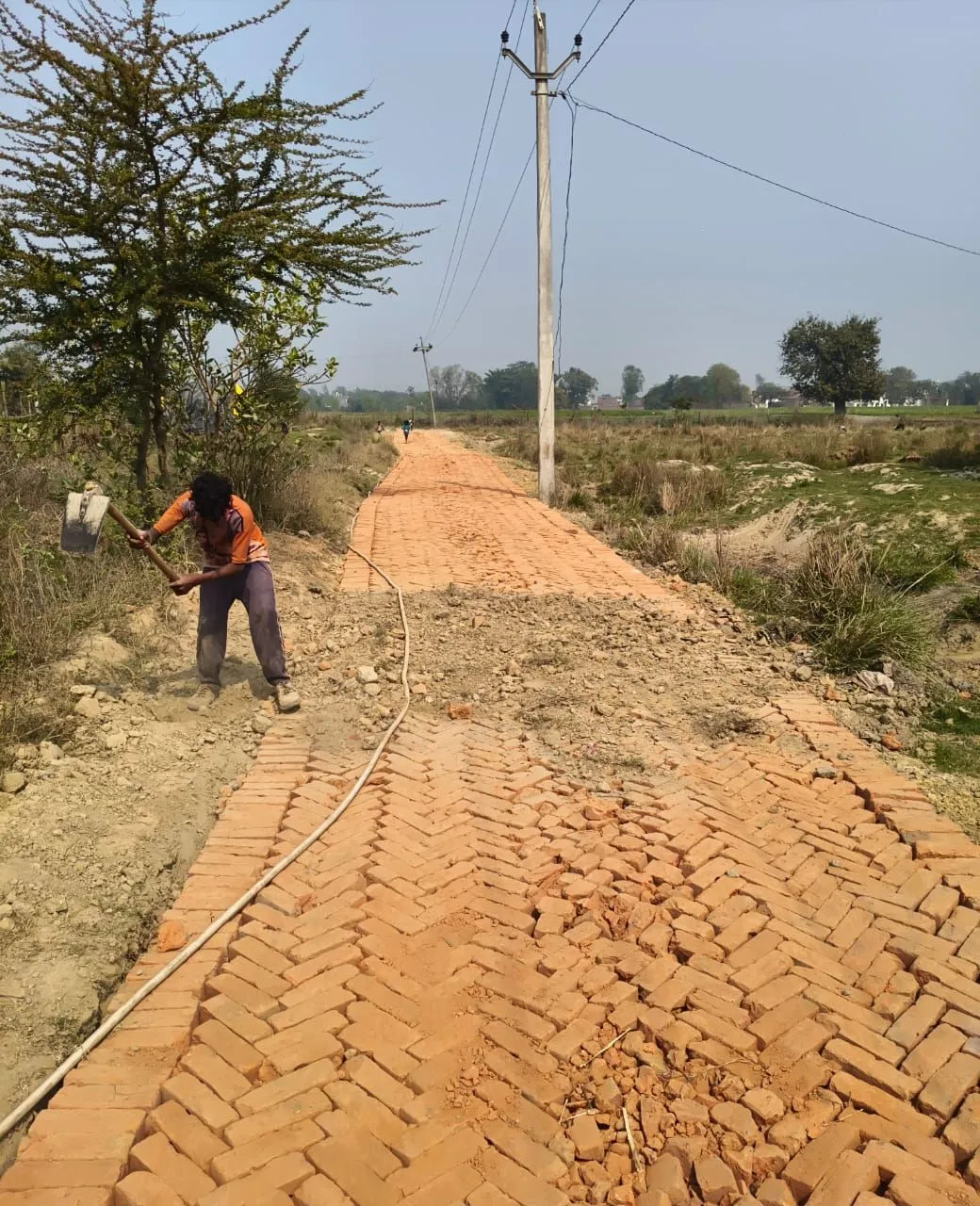 खड़ंजा निर्माण में मानक विहीन ईंटों के प्रयोग को लेकर उठे सवाल