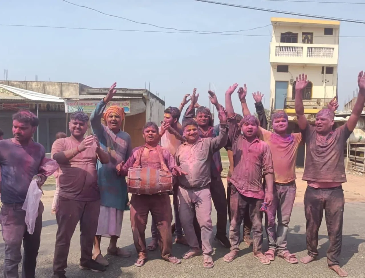 अबीर - गुलाल लगाकर शोहरतगढ़ में भ्रमण कर लोगों ने खेली होली