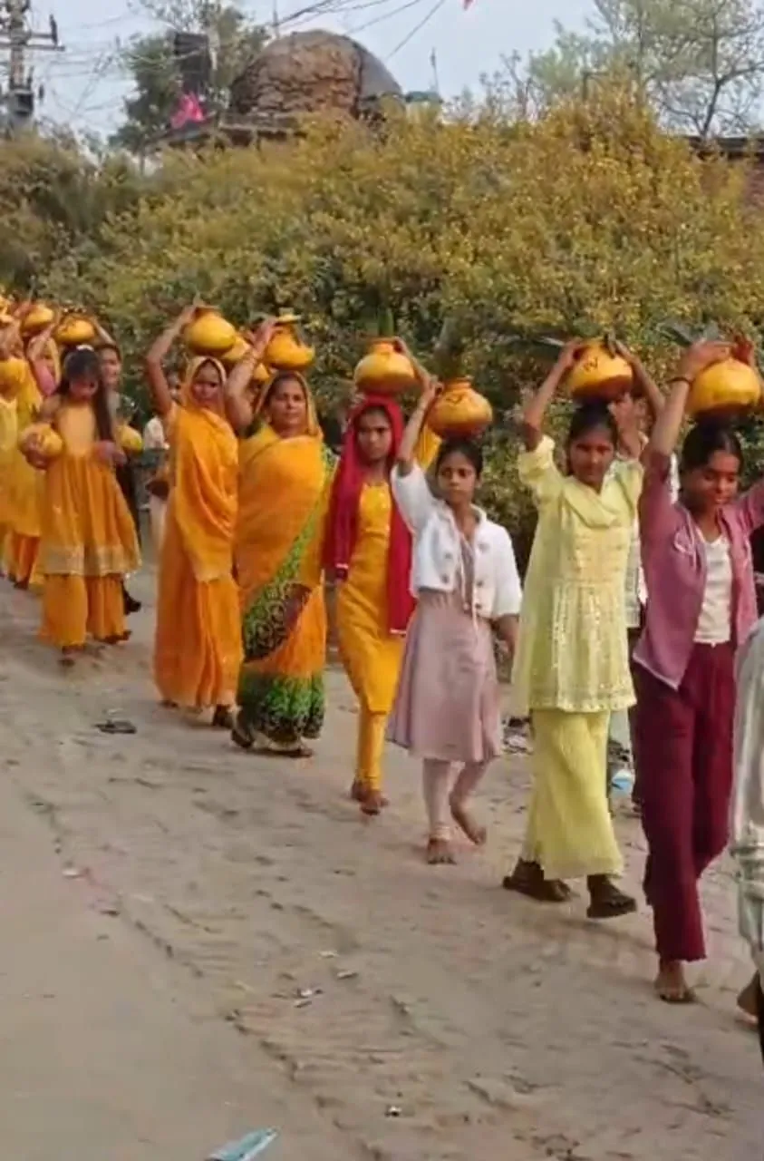 पांच कुंडीय गायत्री महायज्ञ के लिए कलश यात्रा निकाली गई