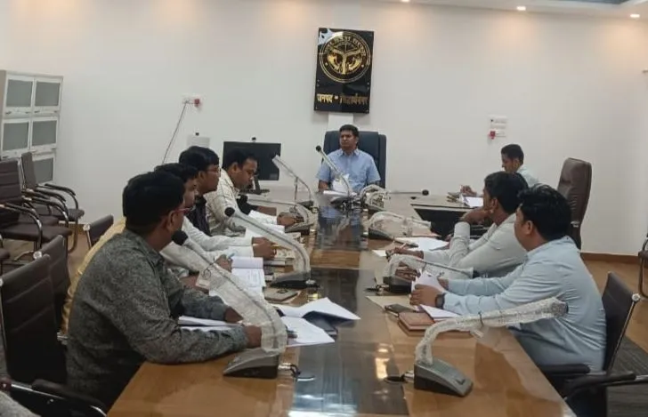 जिलाधिकारी ने की नगर निकायों के  कार्यों की प्रगति की समीक्षा, अधिकारियों को दिए निर्देश
