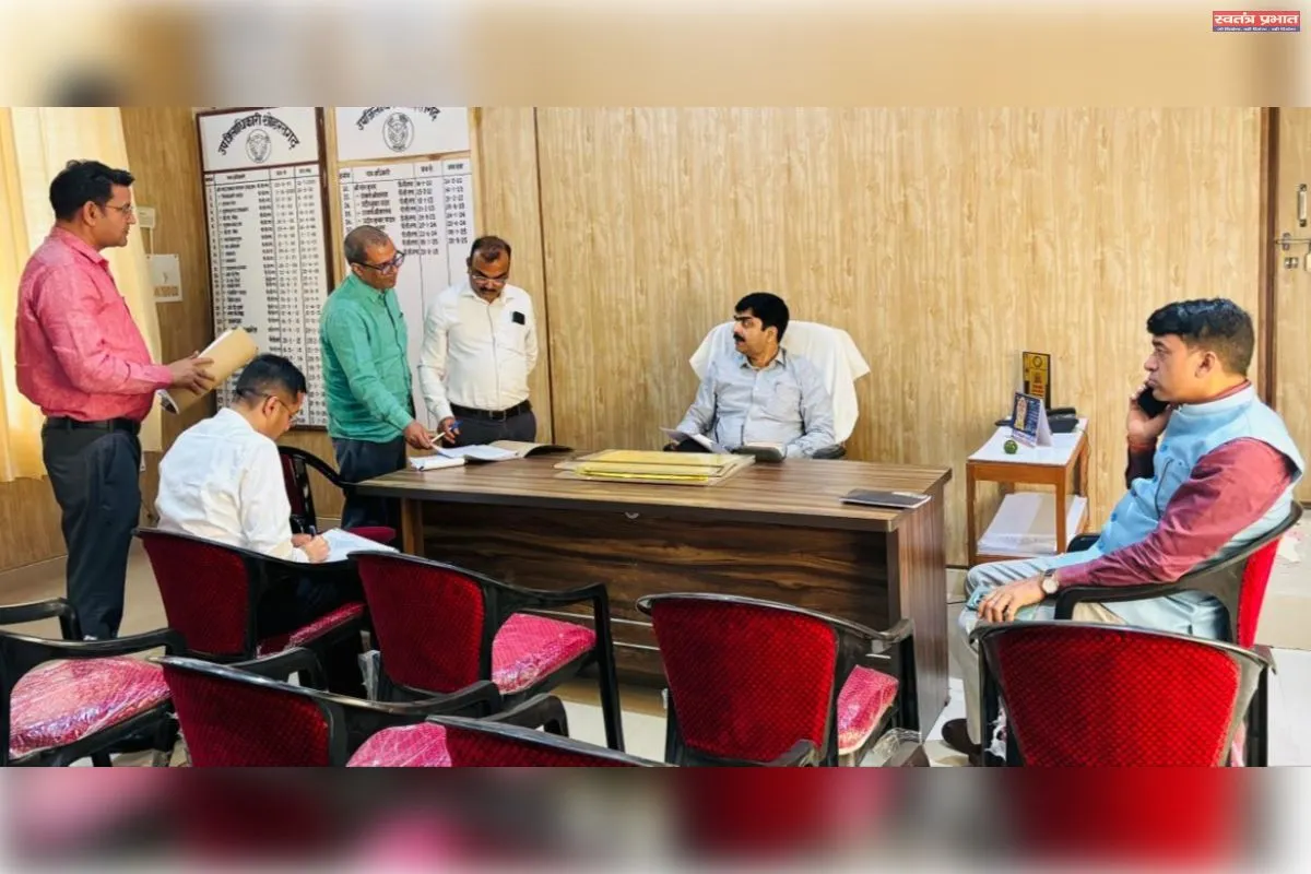 एसआईआर  कार्य  कर्मचारी समय से पूरा करें : आयुक्त