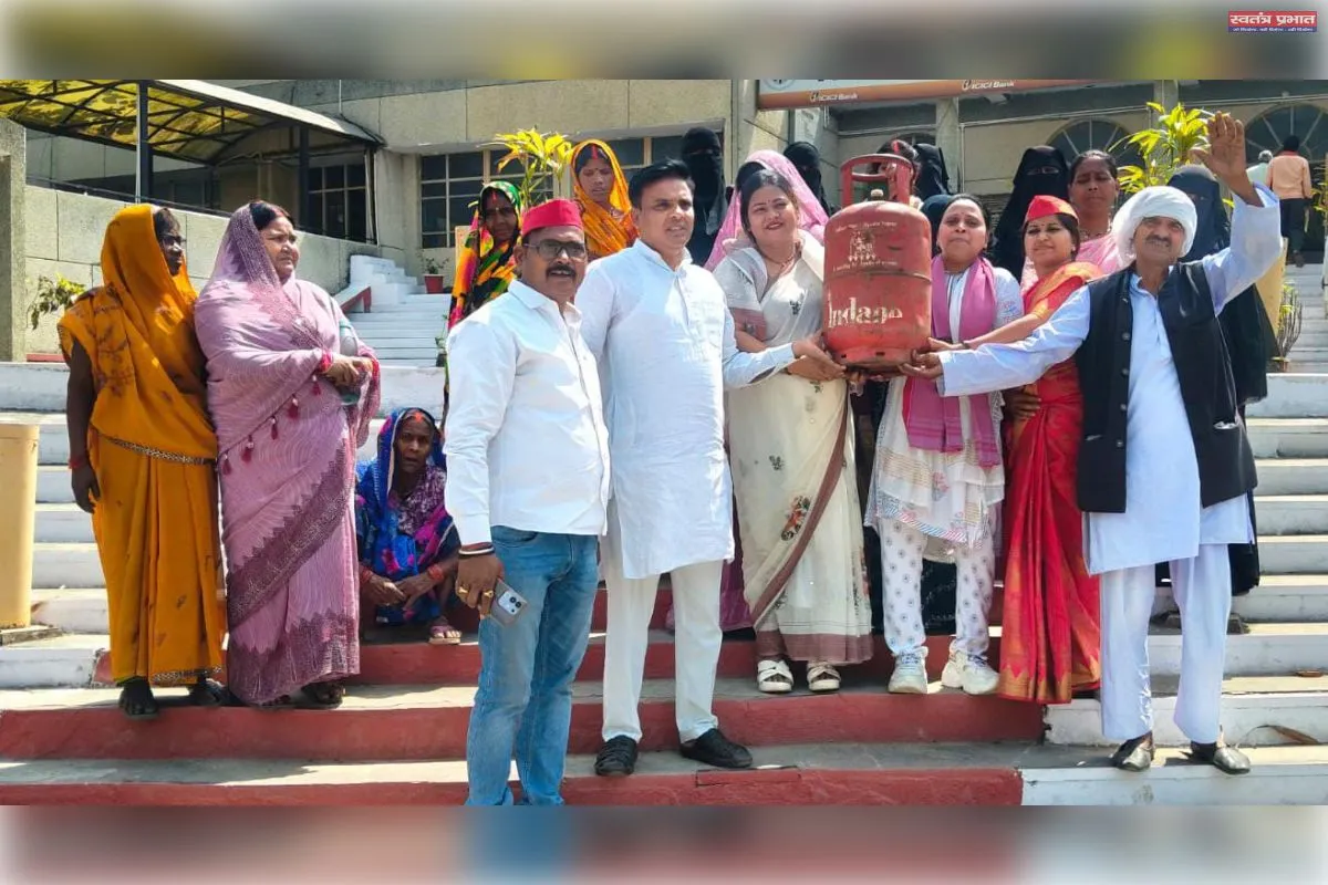 सिद्धार्थनगर में गैस किल्लत पर सपा का अनोखा प्रदर्शनः कलेक्ट्रेट परिसर में  खाली सिलेंडर लेकर पहुंची  महिला मोर्चा की जिलाध्यक्ष, अन्य