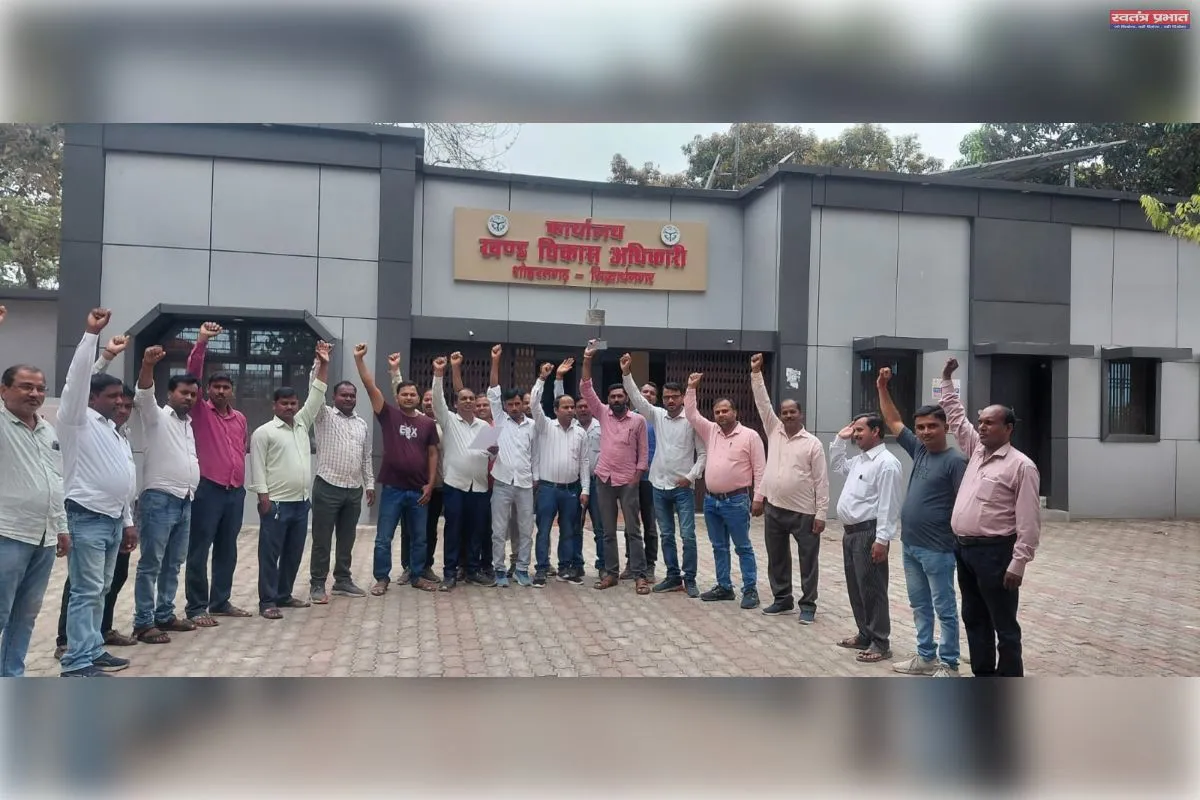 ग्राम रोजगार सेवकों ने बकाया मानदेय भुगतान को लेकर ब्लॉक मुख्यालय पर प्रदर्शन कर  सौंपा ज्ञापन