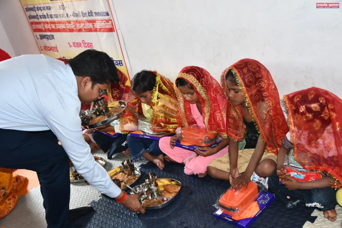 जिलाधिकारी ने कन्या पूजन कर मनाया नवमी पर्व, उपहार देकर उत्साहवर्धन किया 