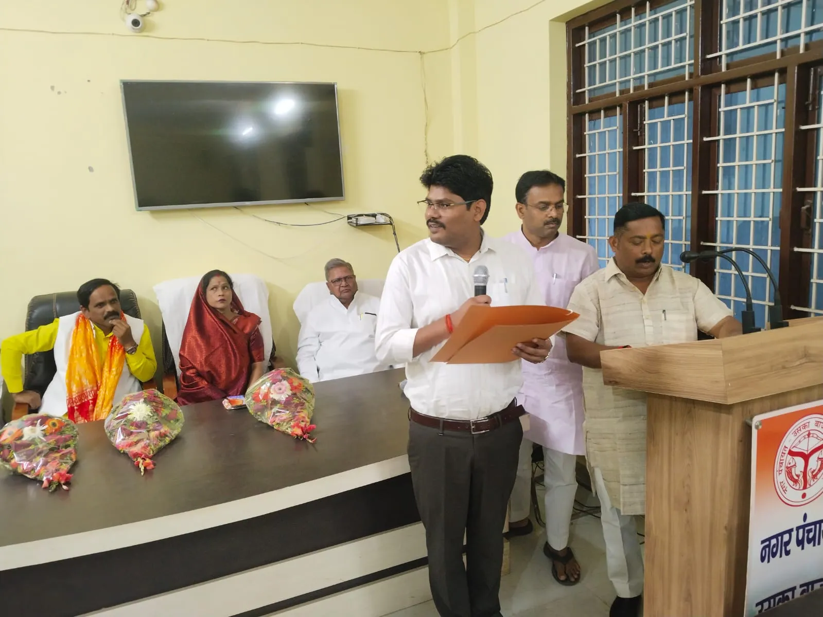 उसका बाजार में  नामित  सभासदो को दिलाई गई शपथ