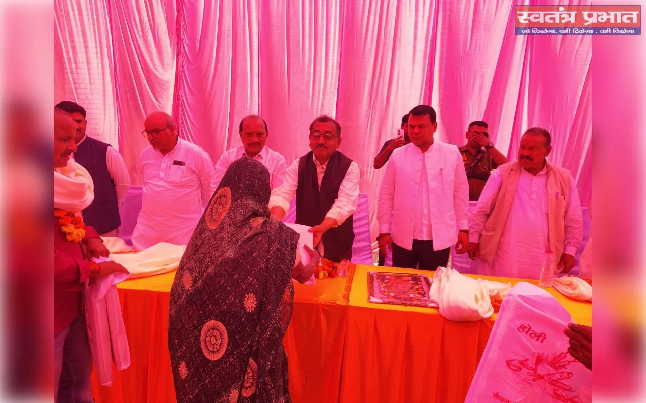 होलिका दहन से पूर्व मातृ शक्तियों का उधोगपति ने किया सम्मान  हजारों साड़ियां वितरित