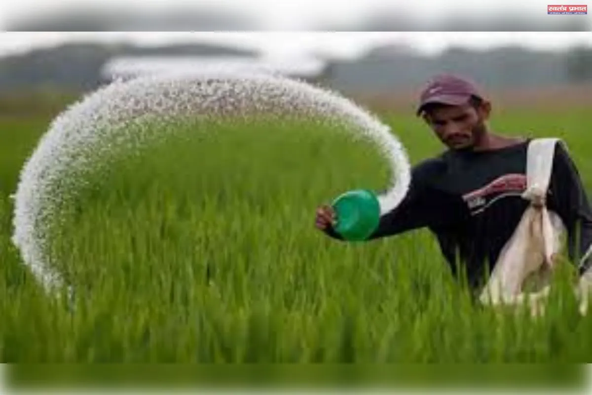 क्या महंगी होगी खाद? यूरिया की किल्लत की खबरों के बीच मोदी सरकार ने जारी किया बयान
